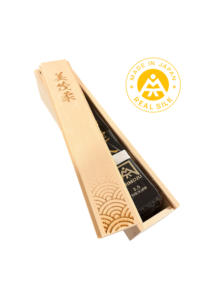 [M0001] MIMOJU Gold Label – Schwarzer Gürtel für Judo und Karate (295, Baumwolle, Premium: Gürtel + Stickerei + Holzbox)